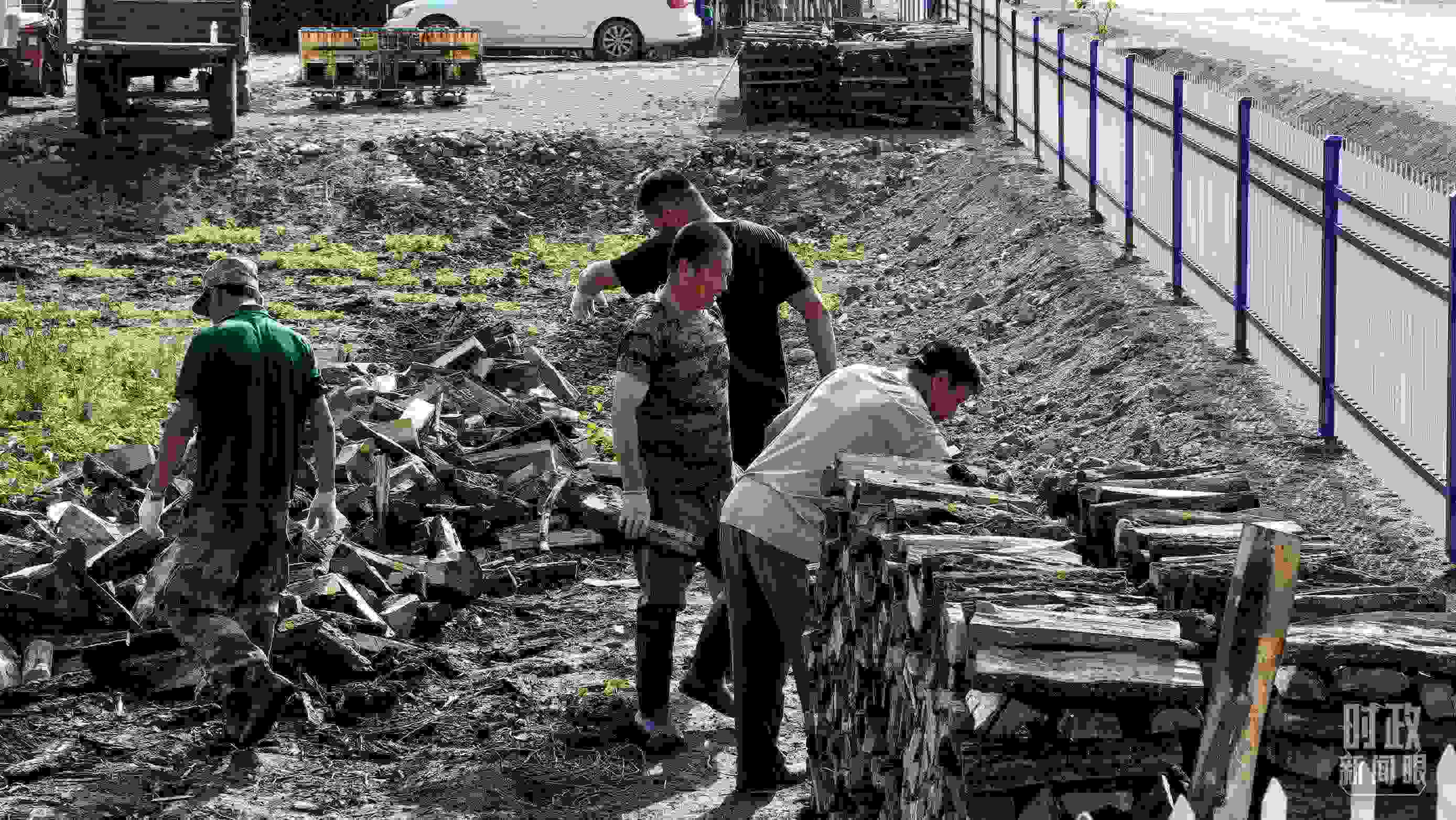 △村民正在整理家中被洪水沖垮的柴火垛。（總臺(tái)央廣記者潘毅拍攝）