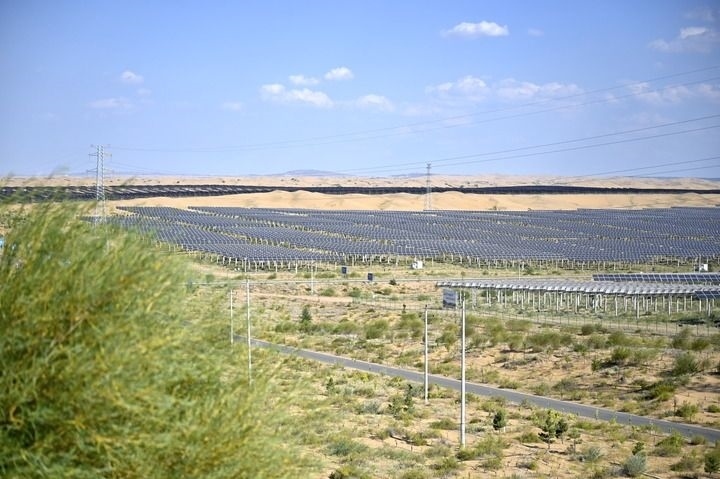 這是2023年8月24日拍攝的內(nèi)蒙古鄂爾多斯市達(dá)拉特光伏基地。新華社記者 賀書琛 攝