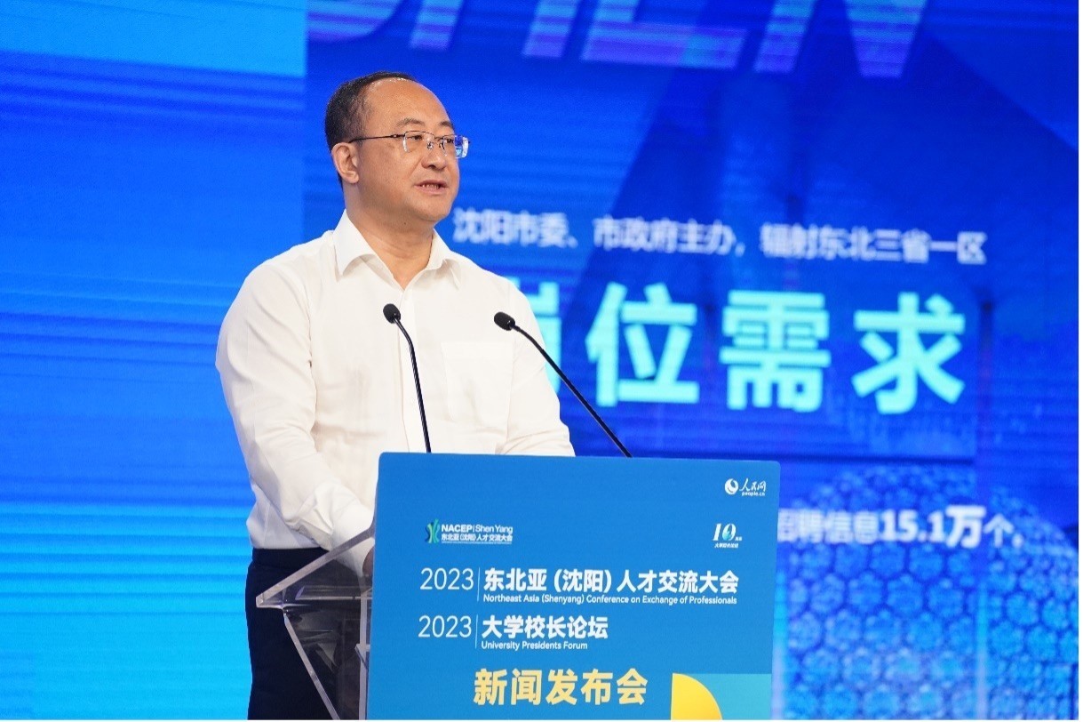 遼寧省沈陽(yáng)市人力資源和社會(huì)保障局黨組書(shū)記、局長(zhǎng)王志剛發(fā)布崗位需求和人才政策。人民網(wǎng)記者 馬天翼攝