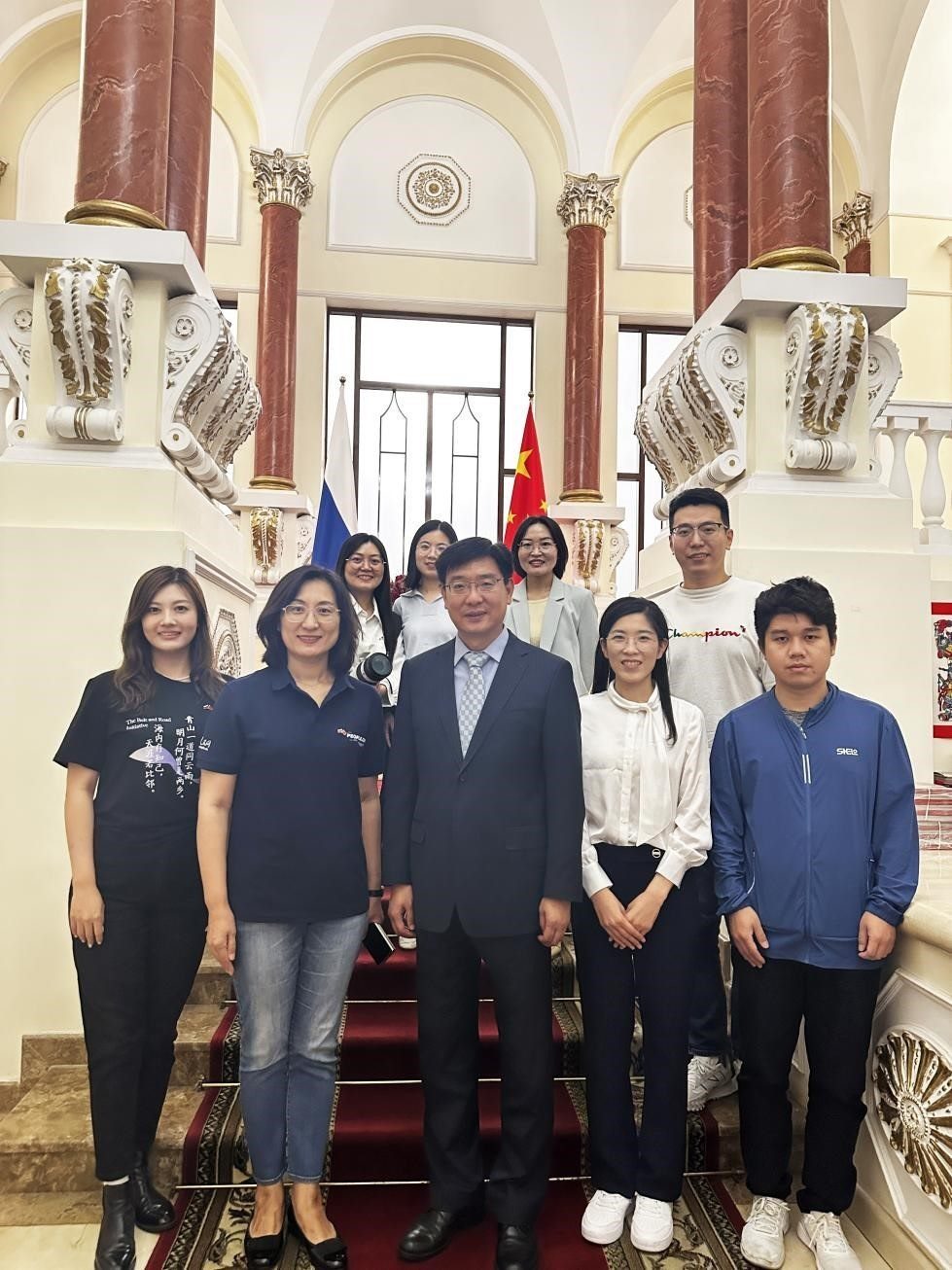 中國駐俄羅斯大使館公使銜文化參贊、莫斯科中國文化中心主任封立濤（前排中）與人民網(wǎng)記者合影。