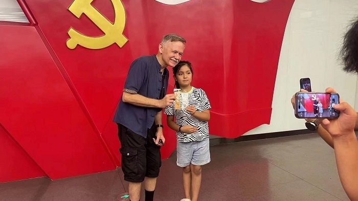 潘維廉和志愿講解員紀(jì)念合影。主辦方供圖