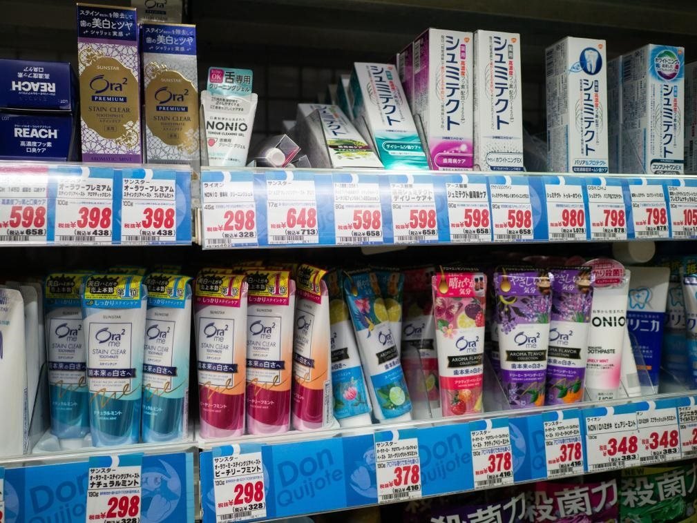 這是8月16日在日本東京新宿一商場拍攝的貨架。新華社記者張笑宇攝