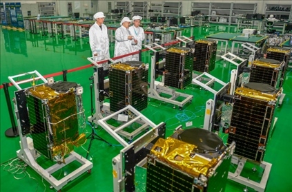 △2022年10月17日，位于吉林長春的長光衛(wèi)星技術(shù)股份有限公司科研人員在衛(wèi)星總裝測試大廳進(jìn)行相關(guān)測試工作。