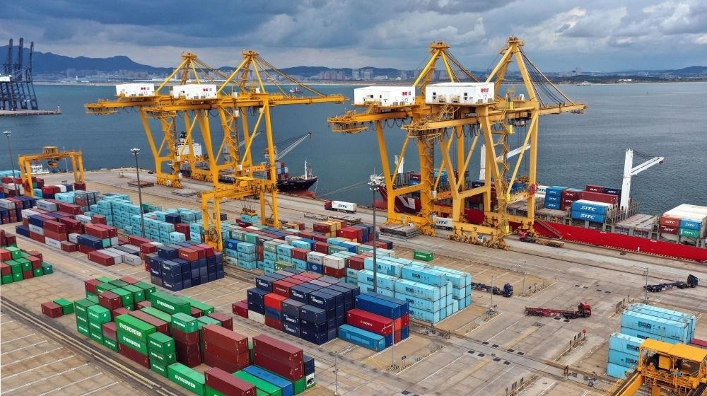 △在遼寧大連市遼寧港口集團(tuán)大連港集裝箱碼頭，貨輪在裝卸集裝箱。