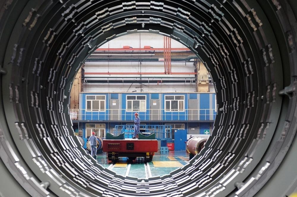 △2023年8月31日，工人在哈電集團(tuán)哈爾濱電機(jī)廠有限責(zé)任公司的水電分廠重型車間作業(yè)。