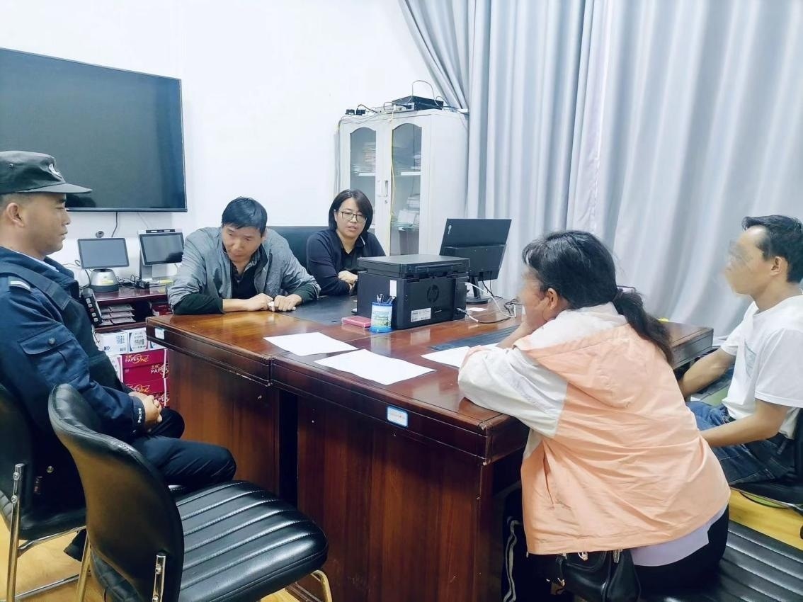 2023年8月4日，和立峰（左二）在調(diào)解一起家庭婚姻糾紛。受訪者供圖