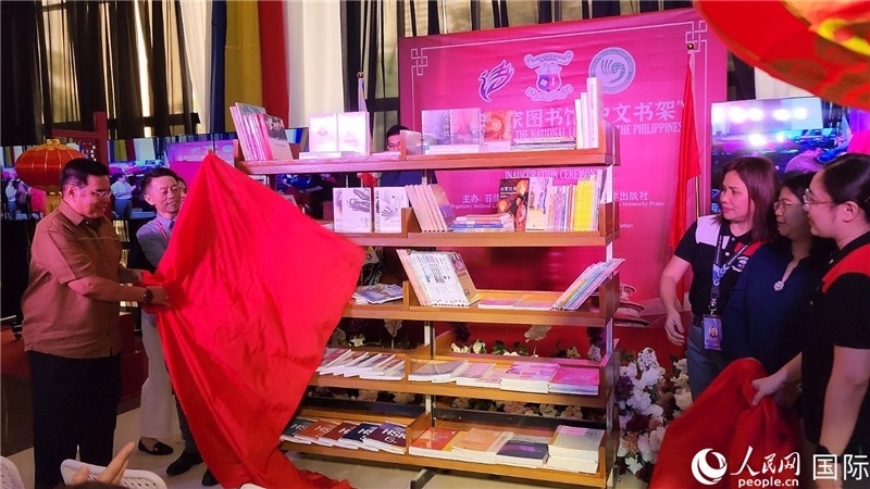 圖為北京語言大學(xué)出版社向菲律賓國(guó)家圖書館捐贈(zèng)圖書200余冊(cè)。人民網(wǎng)記者樊帆攝