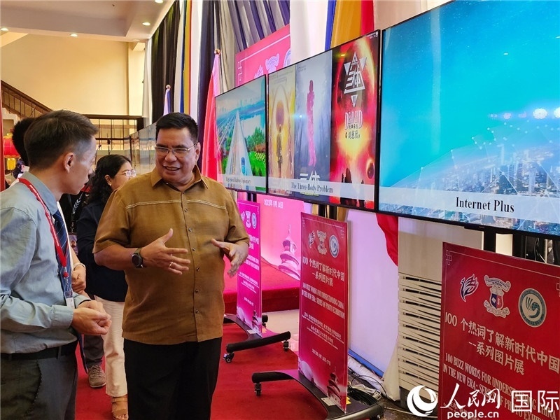 圖為菲律賓國(guó)家圖書館館長(zhǎng)阿德里亞諾參觀新時(shí)代中國(guó)圖片展。人民網(wǎng)記者樊帆攝