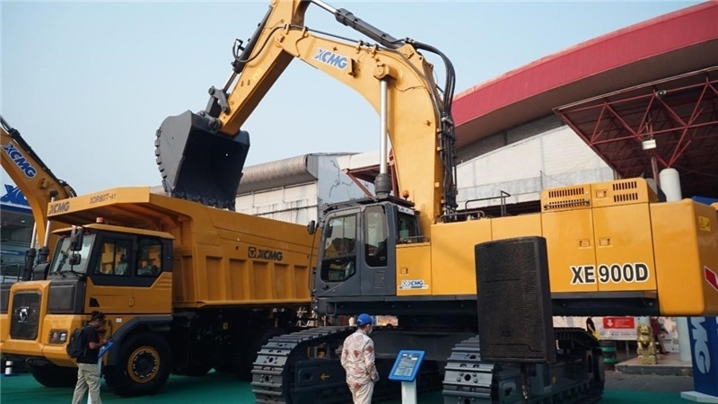 徐工集團(tuán)展出的90噸礦用挖掘機(jī)與80噸自卸車。石偉攝影
