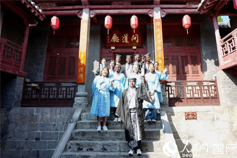 圖為選手們在海會(huì)書院內(nèi)合影留念。人民網(wǎng) 盧鵬宇攝