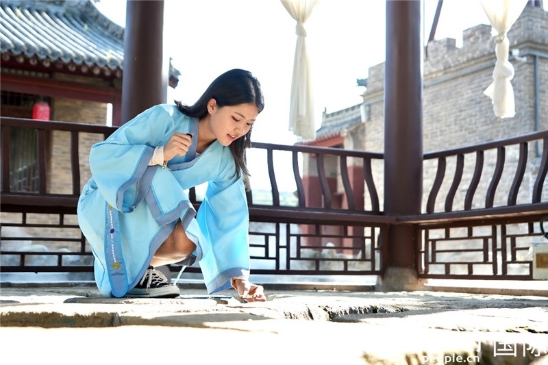 圖為選手在“曲水流觴亭”將“桃心”蠟燭放入渠中。人民網(wǎng) 盧鵬宇攝