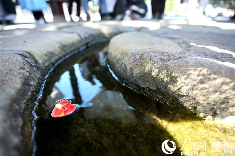 圖為水渠里流過的“桃心”蠟燭。人民網(wǎng) 盧鵬宇攝