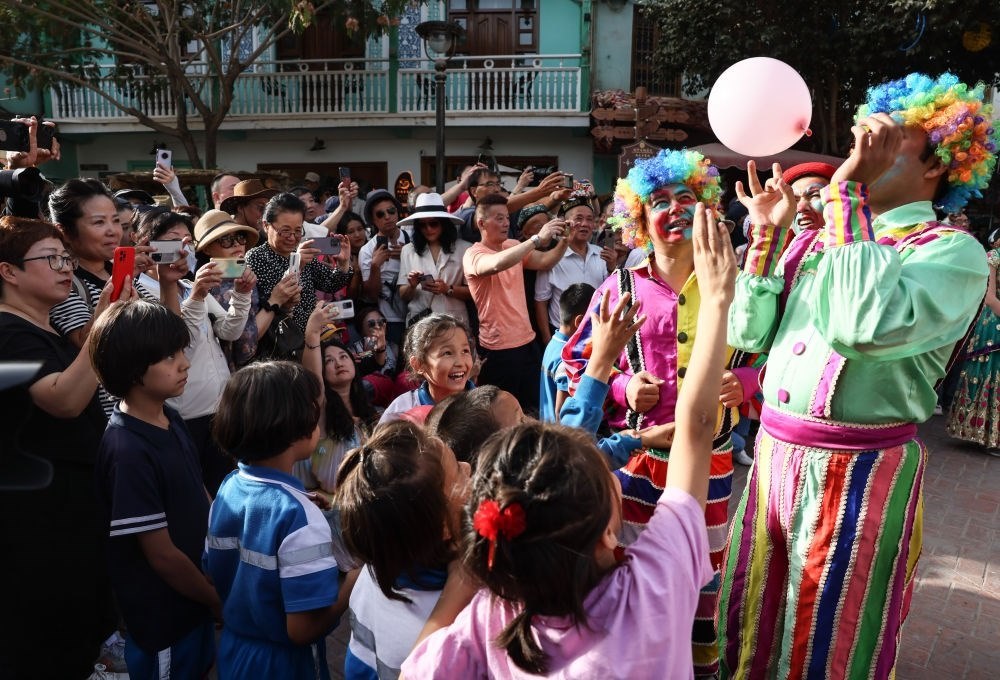 演員與小朋友在新疆喀什古城景區(qū)互動(dòng)（2023年9月7日攝）。新華社記者 蘭紅光 攝