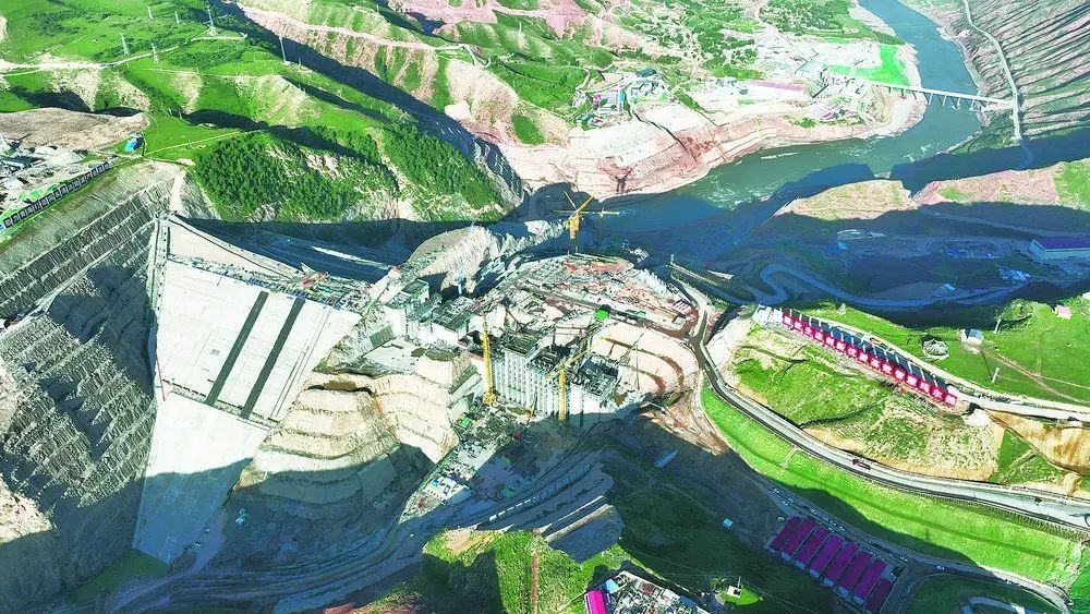 瑪爾擋水電站項目建設現(xiàn)場。國家能源集團青?，敔枔跛娬竟﹫D
