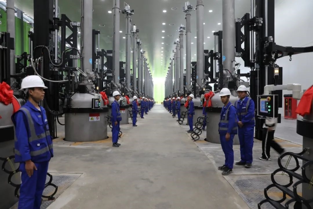 晶科能源二期20GW拉棒切方項目投產現(xiàn)場。南川工業(yè)園區(qū)管委會供圖