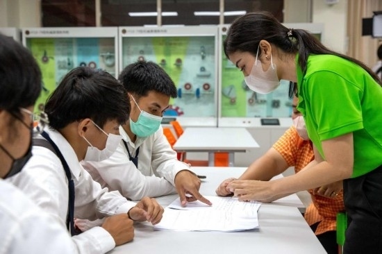 3月14日，在泰國(guó)大城府大城技術(shù)學(xué)院魯班工坊，教師（右一）給學(xué)生上課。新華社記者 王騰 攝