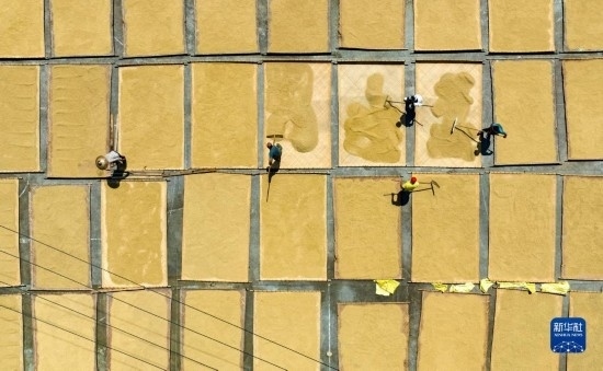 9月16日，在湖南省懷化市通道侗族自治縣萬佛山鎮(zhèn)溪上村，村民在晾曬稻谷（無人機照片）。