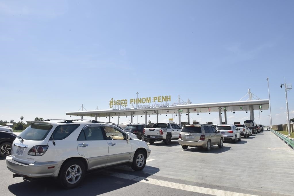 2022年11月7日，車(chē)輛在柬埔寨首都金邊的金港高速公路入口處排隊(duì)。金港高速公路連接柬埔寨首都金邊和該國(guó)最大深水海港西哈努克港。