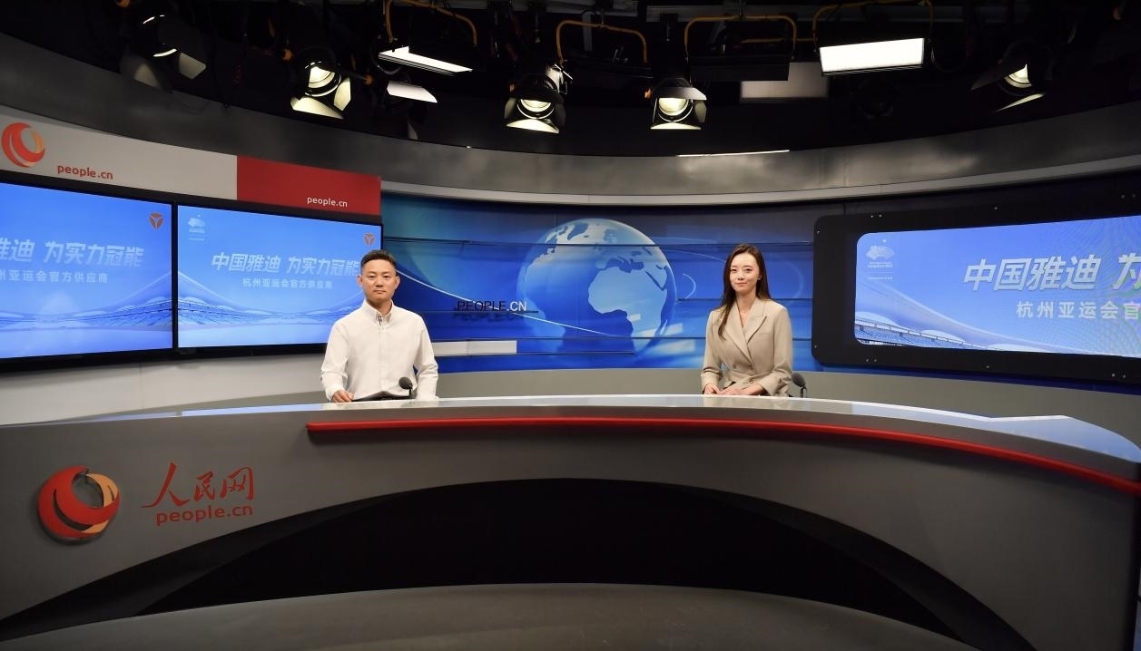 雅迪科技集團(tuán)全球營(yíng)銷與服務(wù)總裁王家中接受人民網(wǎng)記者采訪。人民網(wǎng)記者 于凱攝