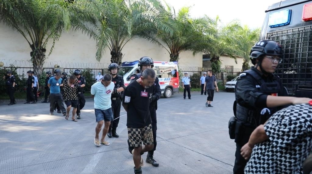 圖為涉詐犯罪嫌疑人移交我方。