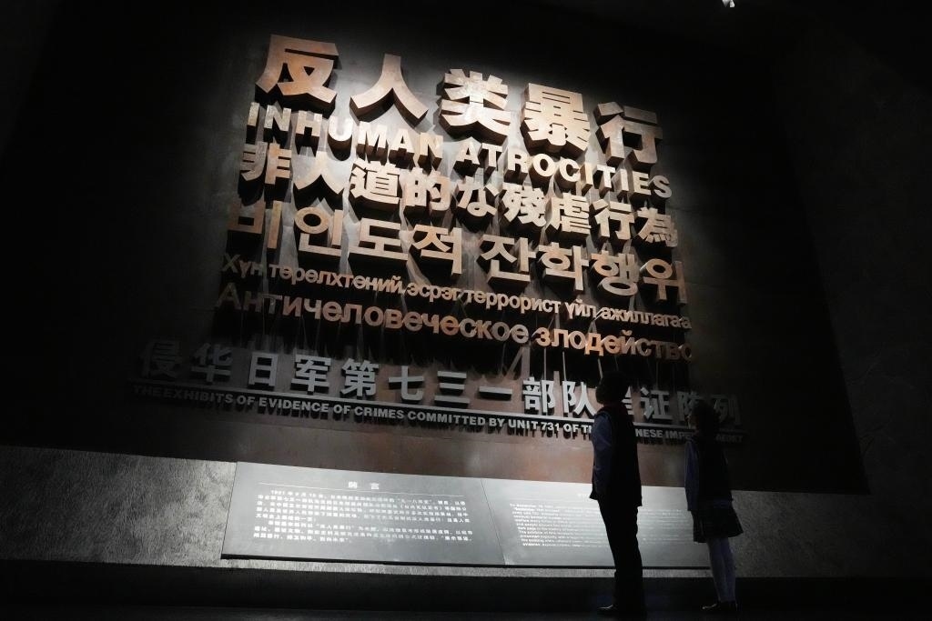 9月18日，青少年在侵華日軍第七三一部隊(duì)罪證陳列館內(nèi)參觀。新華社記者 王建威 攝
