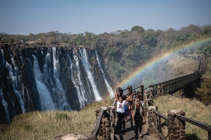 8月21日，游客在贊比亞觀賞維多利亞瀑布景色。