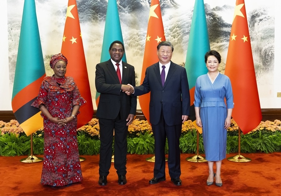 這是會談前，習(xí)近平主席和夫人彭麗媛同希奇萊馬總統(tǒng)和夫人穆廷塔合影。