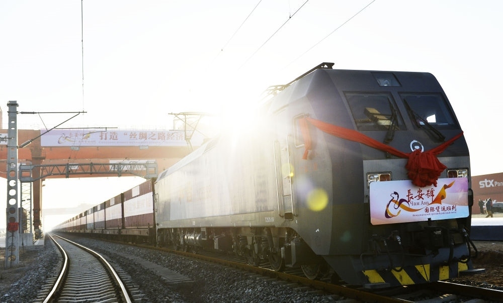 2013年11月28日，首趟由西安發(fā)往哈薩克斯坦阿拉木圖的長(zhǎng)安號(hào)國際貨運(yùn)列車等待出發(fā)。新華社記者 劉瀟 攝