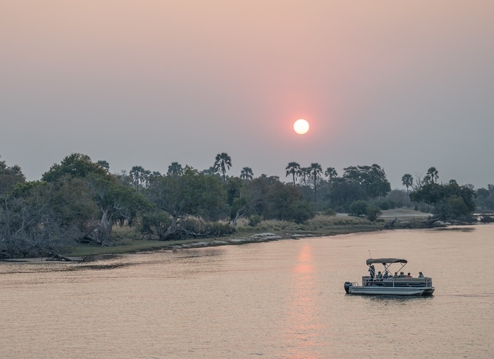 8月23日，在贊比亞拍攝的贊比西河上的游船。
