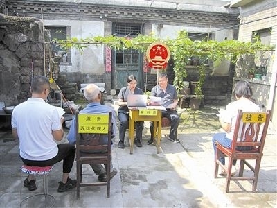 圖②：法庭在農(nóng)家小院開展巡回審判。