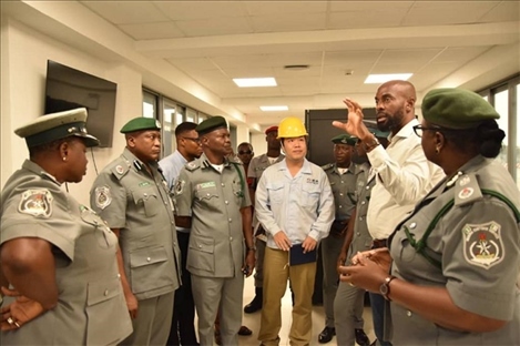 萊基港員工向海關工作人員講解掃描儀使用方法。受訪者供圖