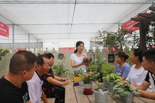 李敏向村民講授花木直播經(jīng)驗。受訪者供圖