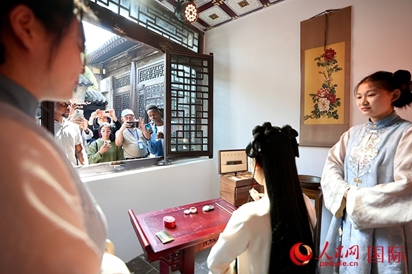 選手們觀看表演。人民網(wǎng) 盧鵬宇攝