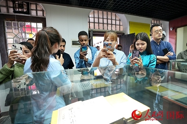 選手們認(rèn)真聆聽導(dǎo)游講解。人民網(wǎng) 盧鵬宇攝