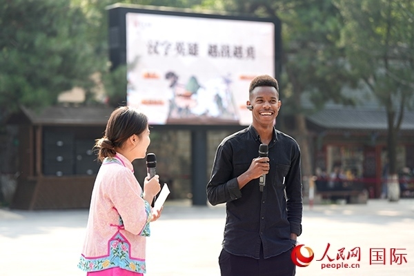 選手王安（乍得）挑戰(zhàn)“漢字英雄·越戰(zhàn)越勇”游戲。人民網(wǎng) 盧鵬宇攝