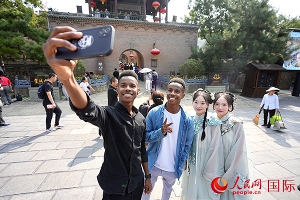 兩對雙胞胎偶遇合影。人民網(wǎng) 盧鵬宇攝