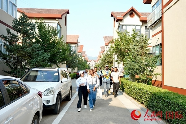 選手們在皇城村參觀。人民網(wǎng) 盧鵬宇攝