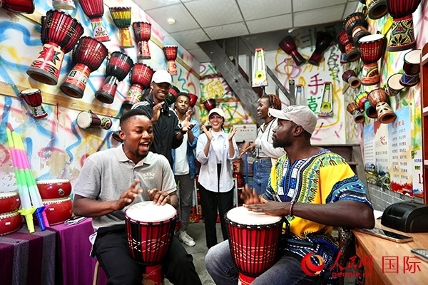 選手們敲起非洲鼓。人民網(wǎng) 盧鵬宇攝