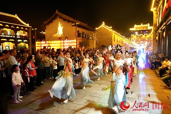 古城巡游隊伍。人民網(wǎng) 盧鵬宇攝