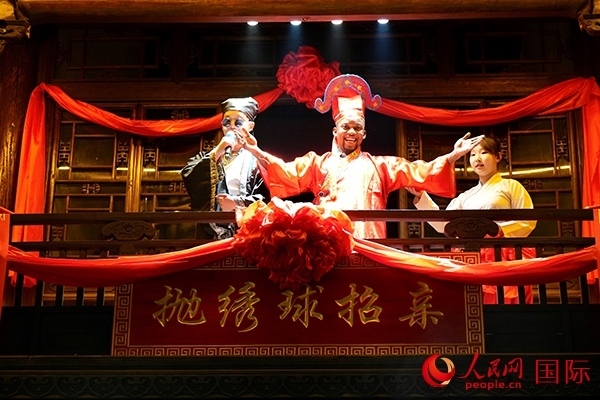 拋繡球。人民網(wǎng) 盧鵬宇攝