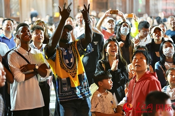 選手體驗古城巡游。人民網(wǎng) 盧鵬宇攝