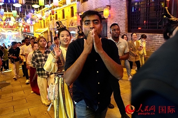 選手體驗古城巡游。人民網(wǎng) 盧鵬宇攝