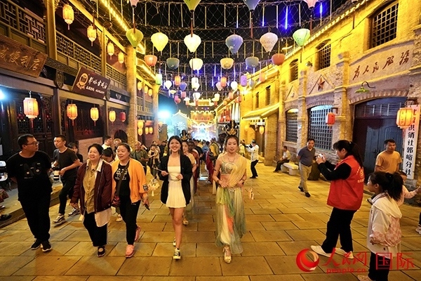 選手體驗古城巡游。人民網(wǎng) 盧鵬宇攝