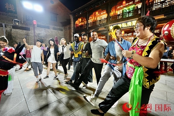 選手們和演員們一起載歌載舞。人民網(wǎng) 盧鵬宇攝