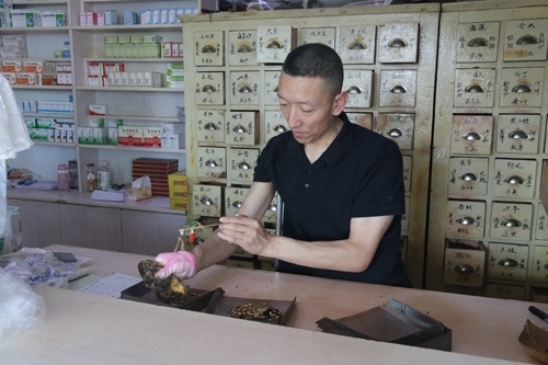 馬啟紅為病患精心配藥。受訪者供圖