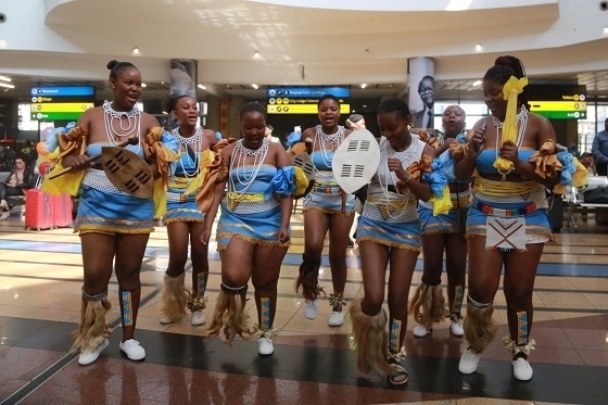 當?shù)孛癖姎g迎中國旅行團。北青旅提供