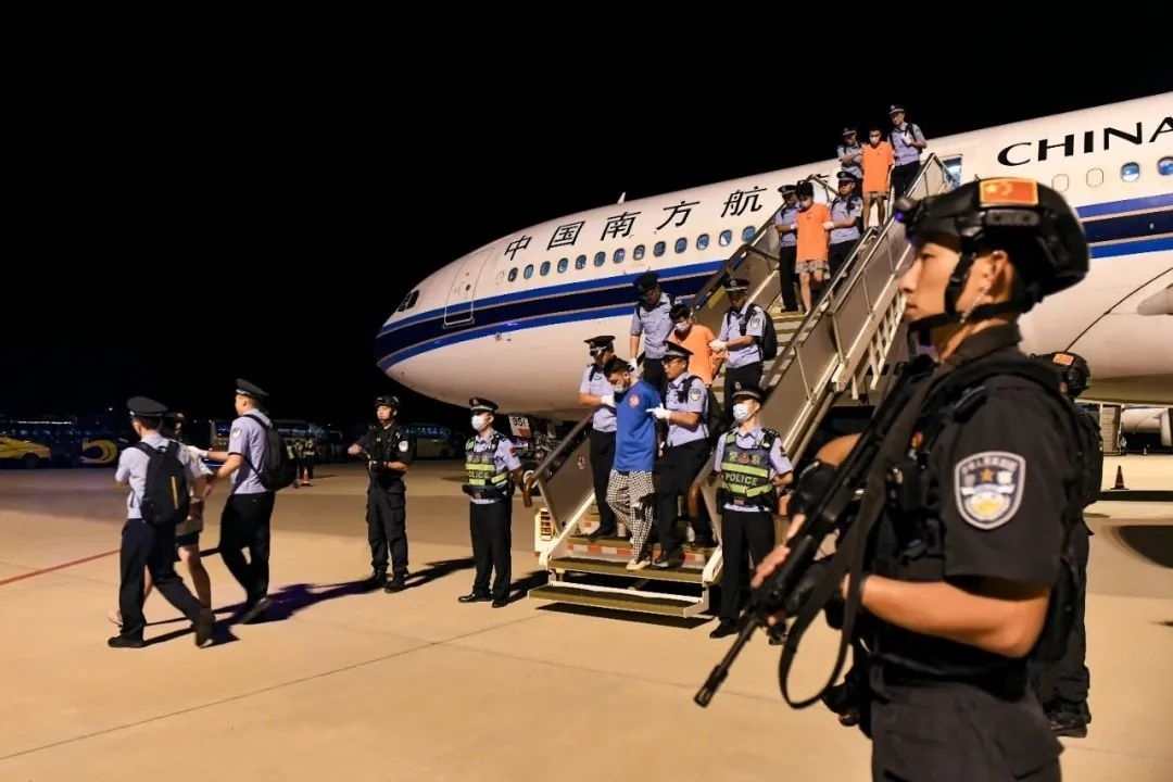 153名實施跨境裸聊敲詐的犯罪嫌疑人從印度尼西亞被押解回國。公安部供圖