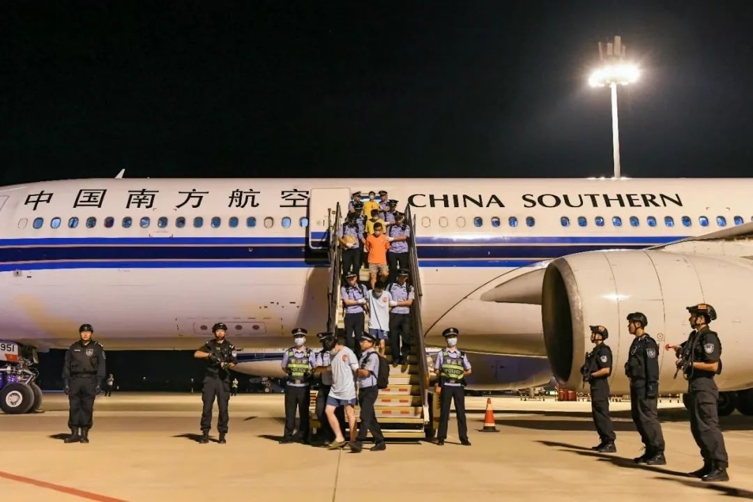 153名實施跨境裸聊敲詐的犯罪嫌疑人從印度尼西亞被押解回國。公安部供圖