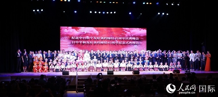 出席晚會的嘉賓與演員合影留念。人民網(wǎng) 蔣曉辰攝