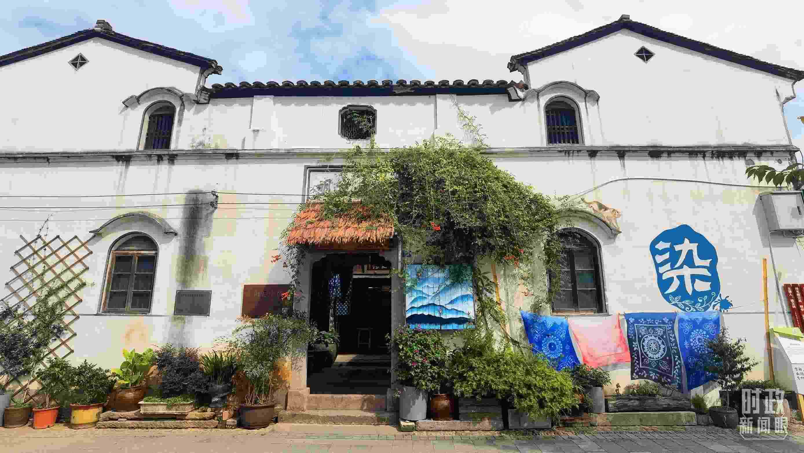 △李祖村的藝術(shù)染坊。（總臺(tái)央視記者周志國(guó)拍攝）